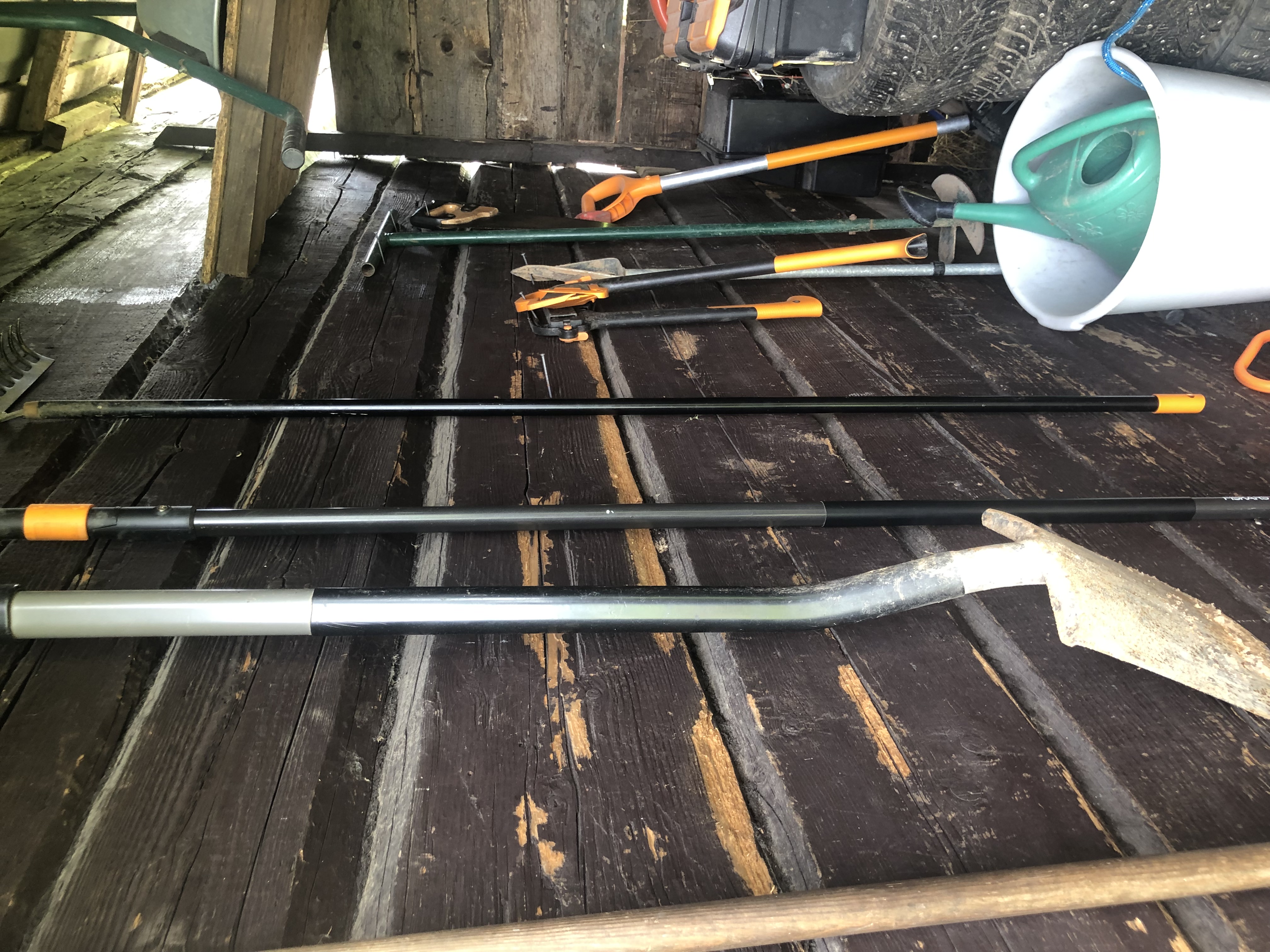 Baldai, dėžės su buitiniais daiktais