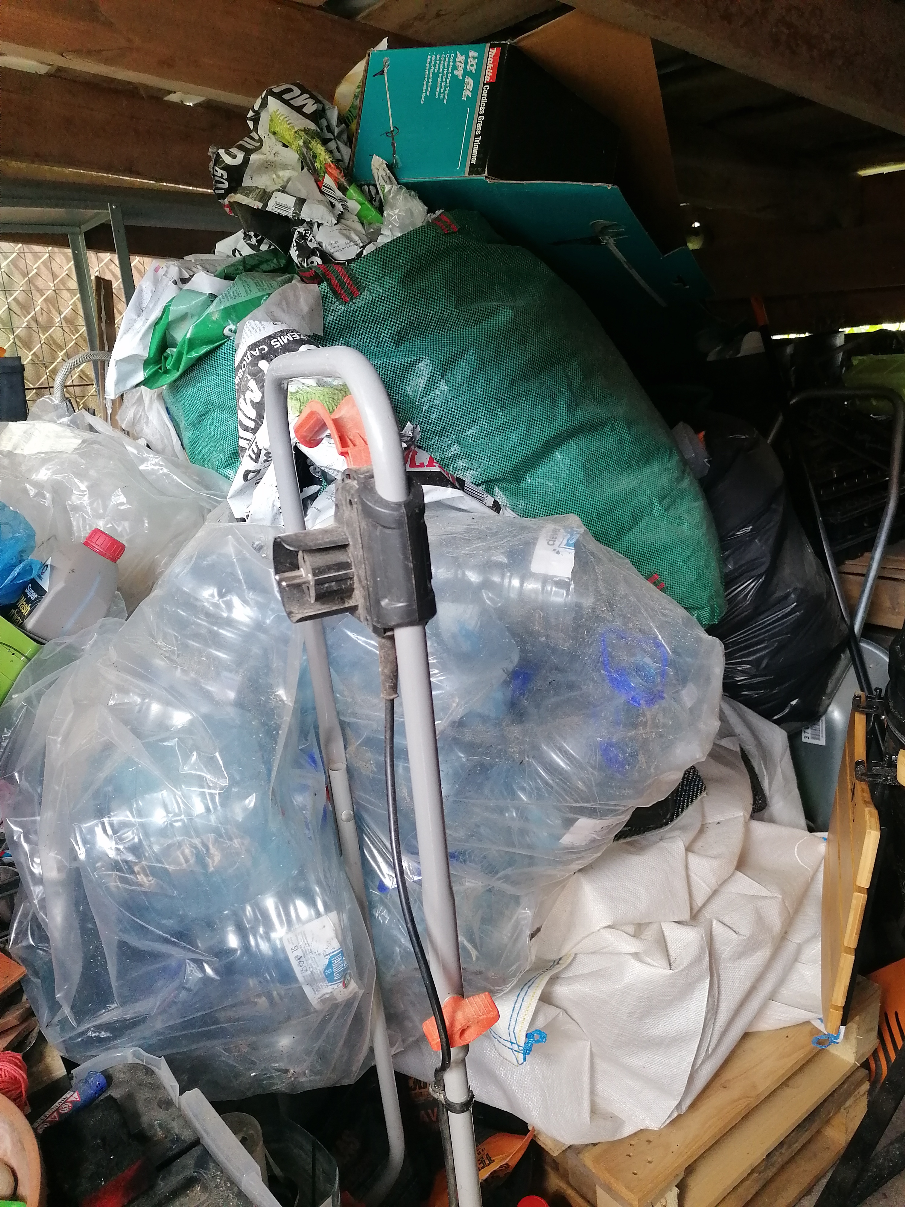 Pusiau rušiuotos šiukslės (plastikas, pjuvenos, žoliapjovė, statubų laužas)